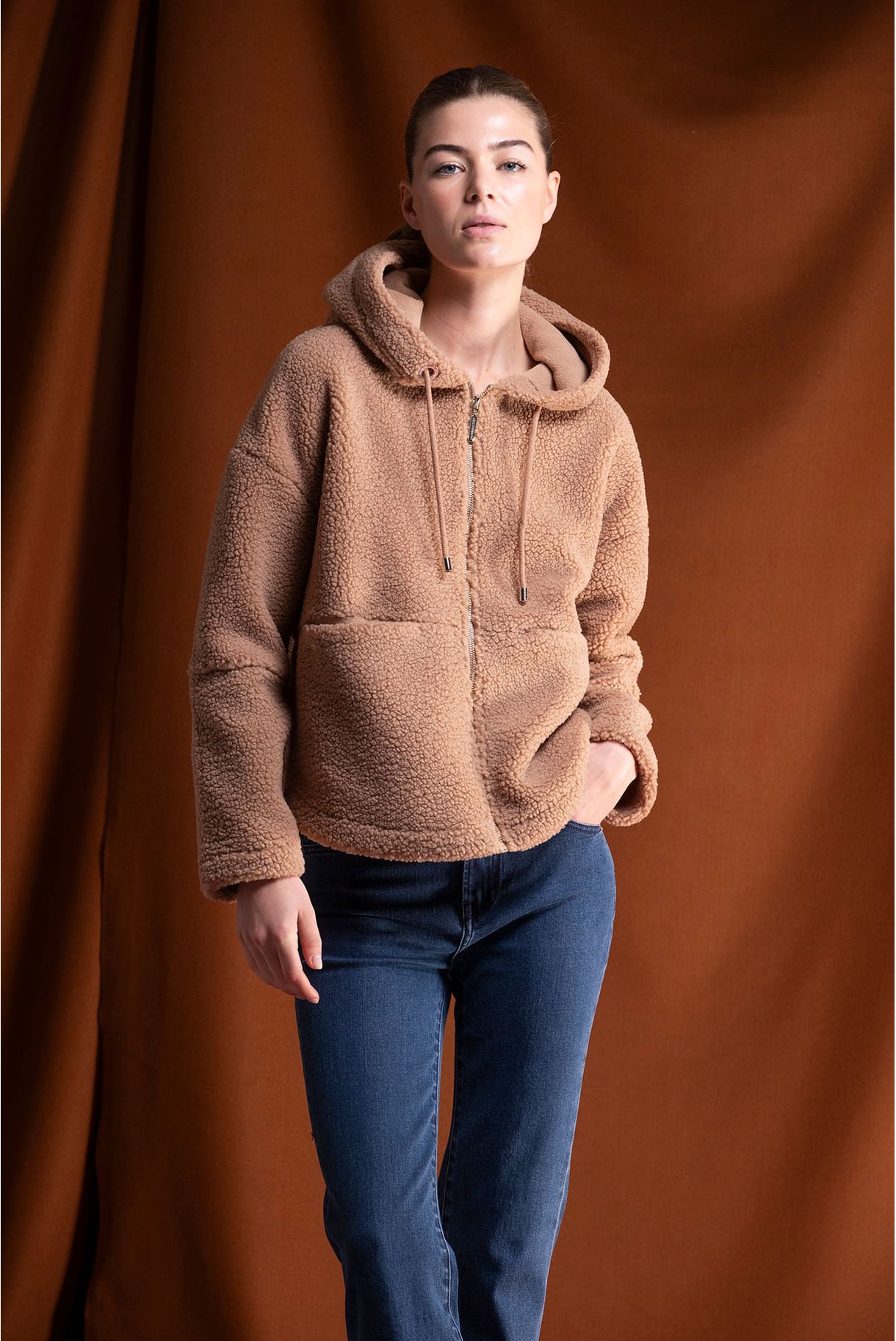 CASACO POLAR EM SHERPA COM CAPUZ