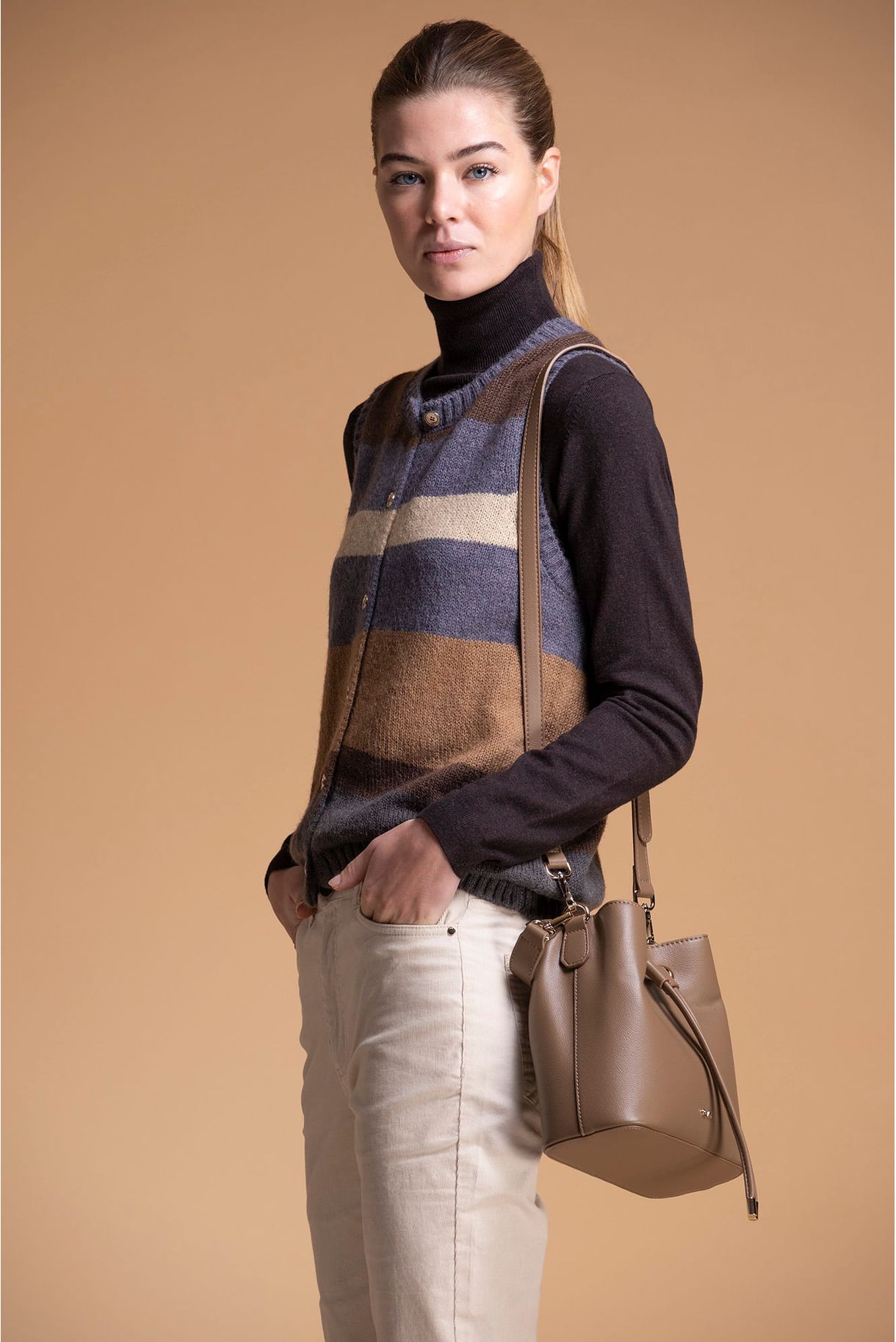 COLETE EM MALHA COM RISCAS