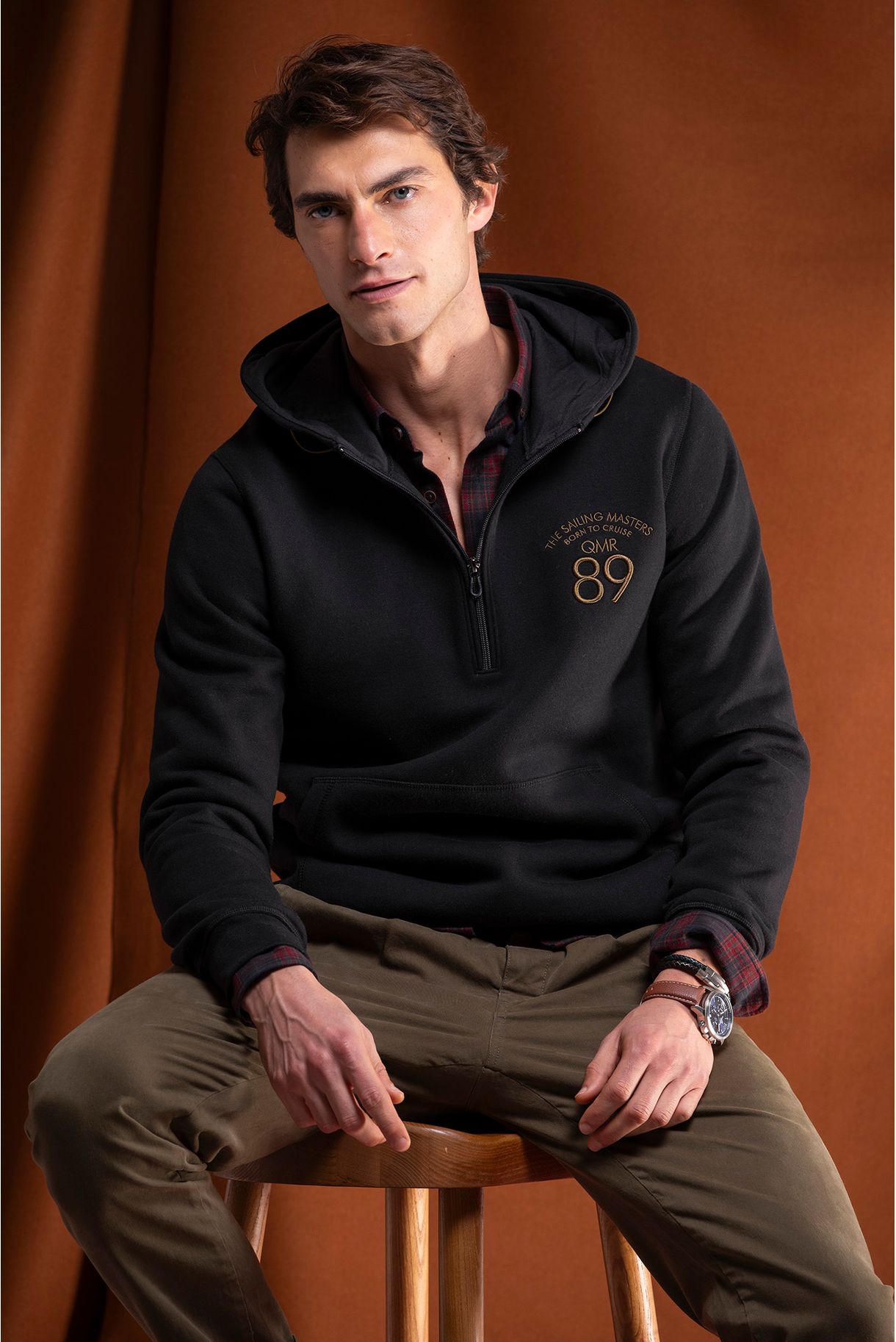 SWEATSHIRT COM CAPUZ E 1/2 FECHO