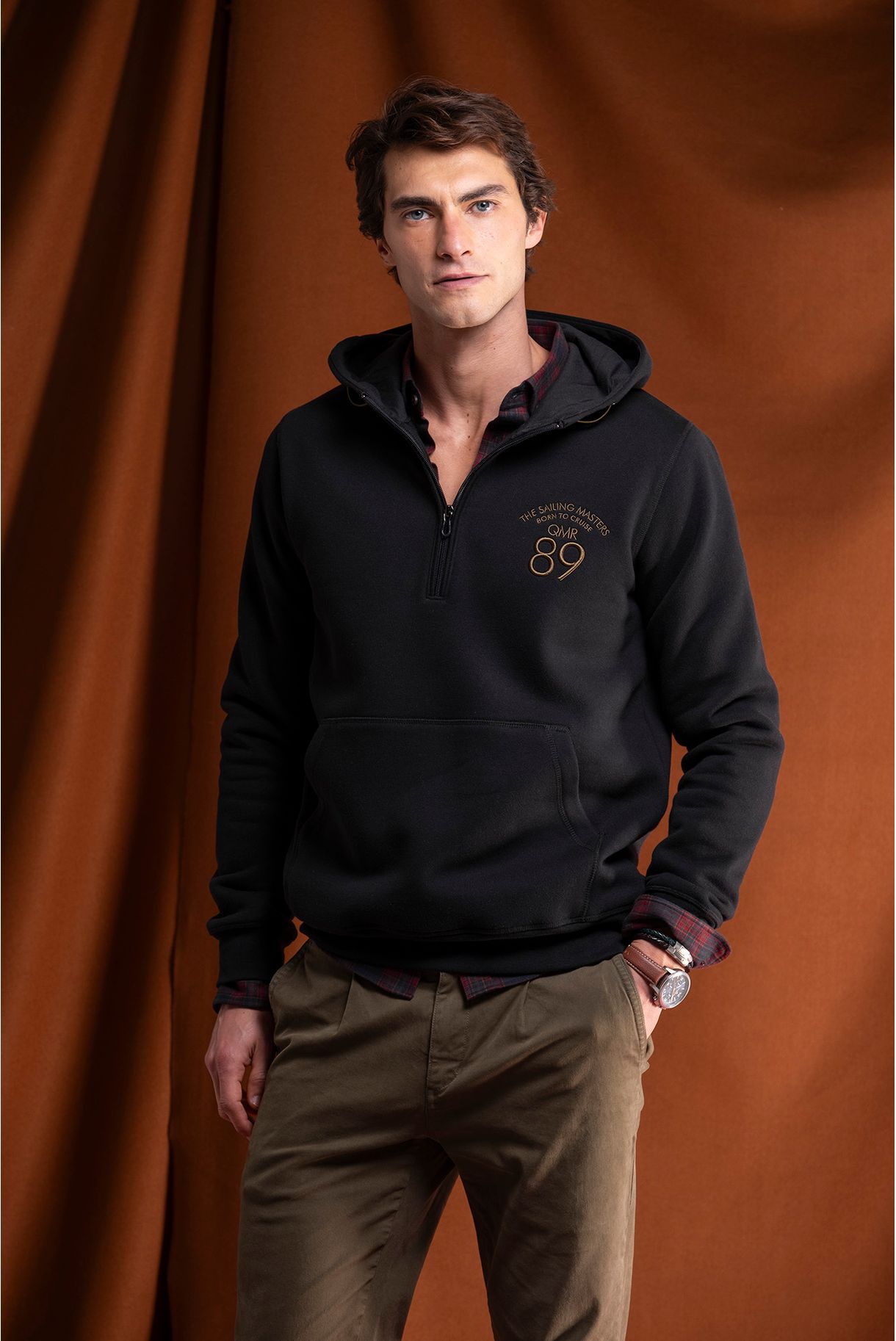 SWEATSHIRT COM CAPUZ E 1/2 FECHO