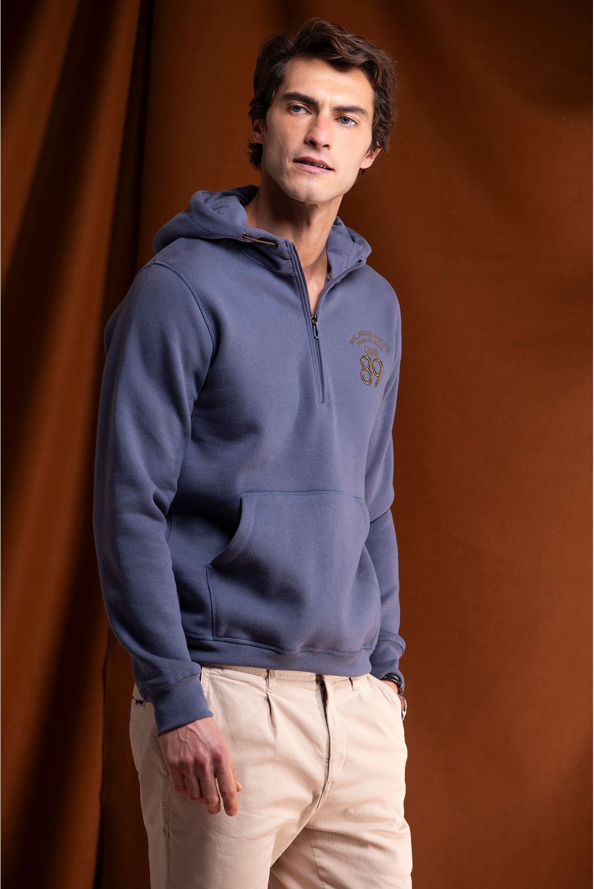 SWEATSHIRT COM CAPUZ E 1/2 FECHO