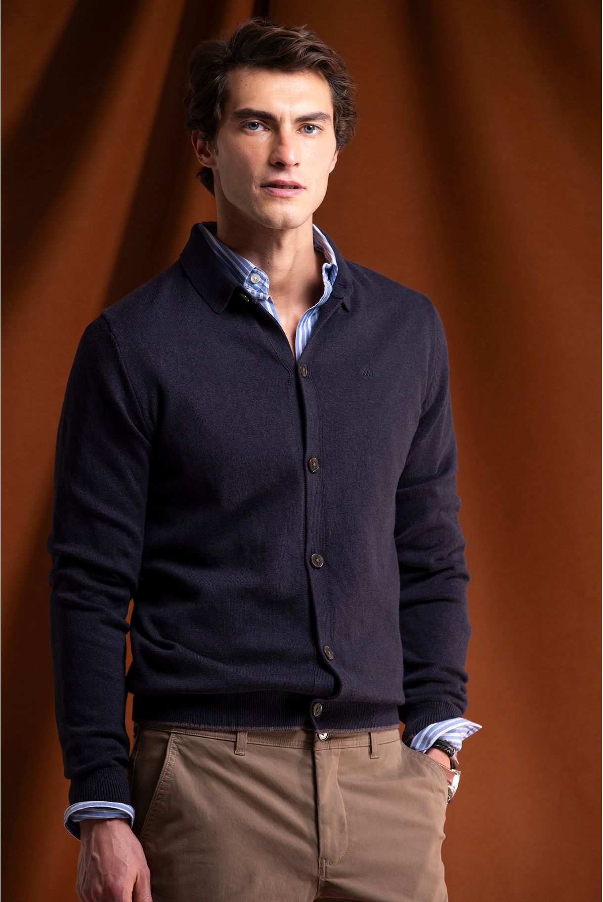 CASACO DE MALHA COM BOTÕES