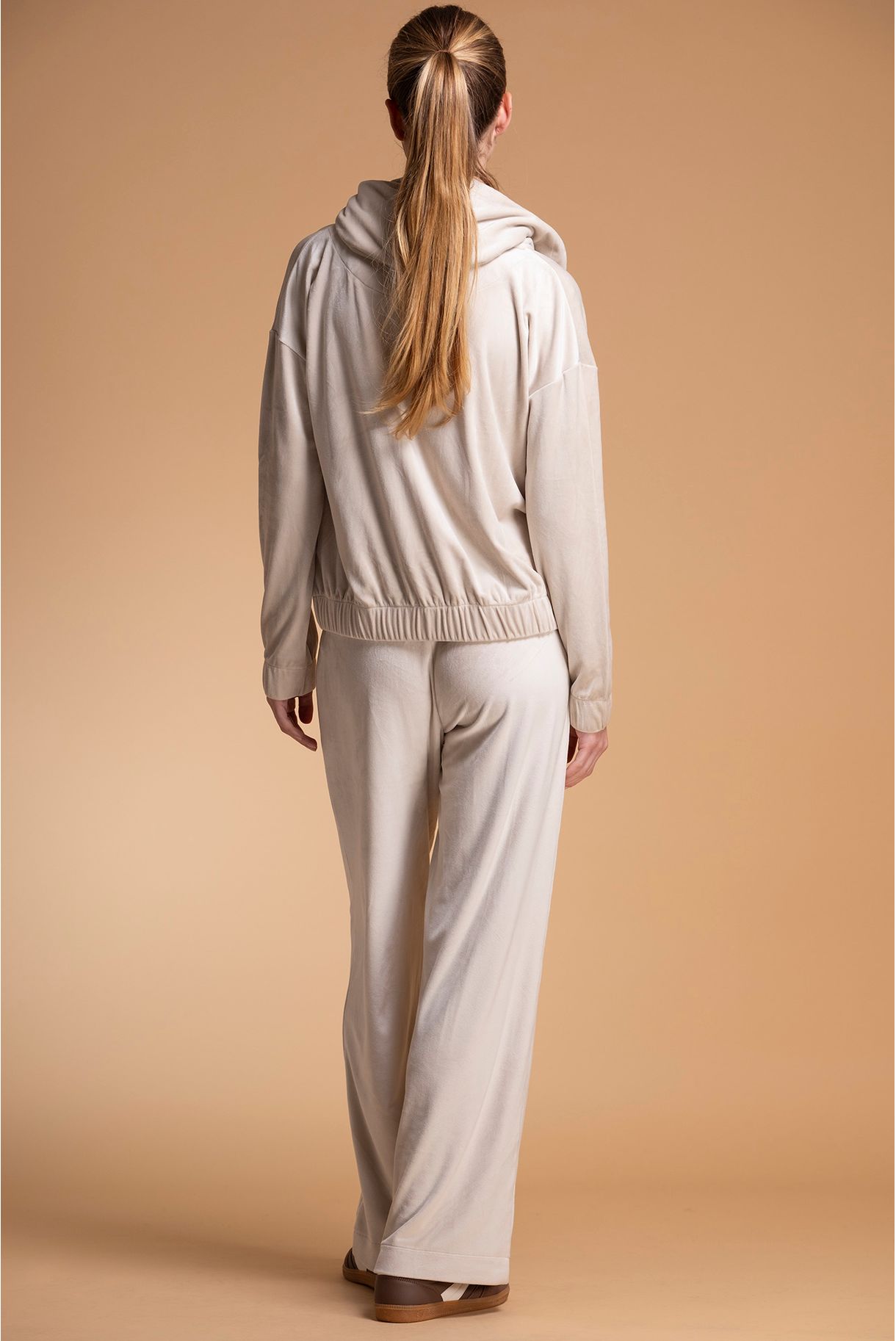 CASACO SWEAT COM CAPUZ EM VELUDO