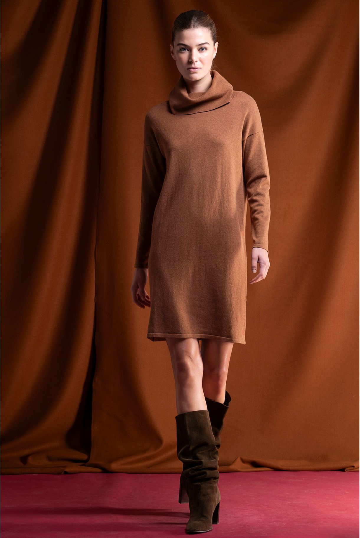 VESTIDO EM MALHA GOLA ALTA