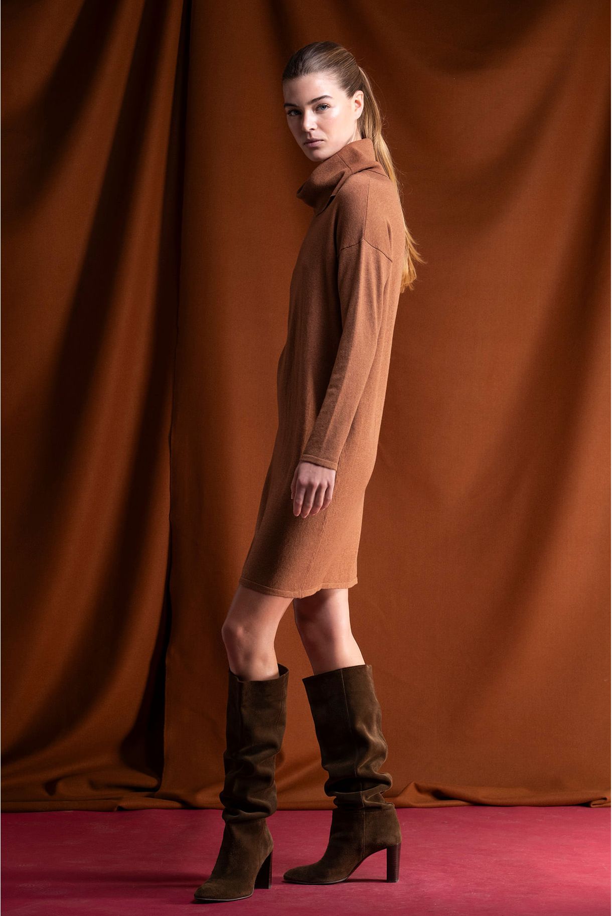 VESTIDO EM MALHA GOLA ALTA