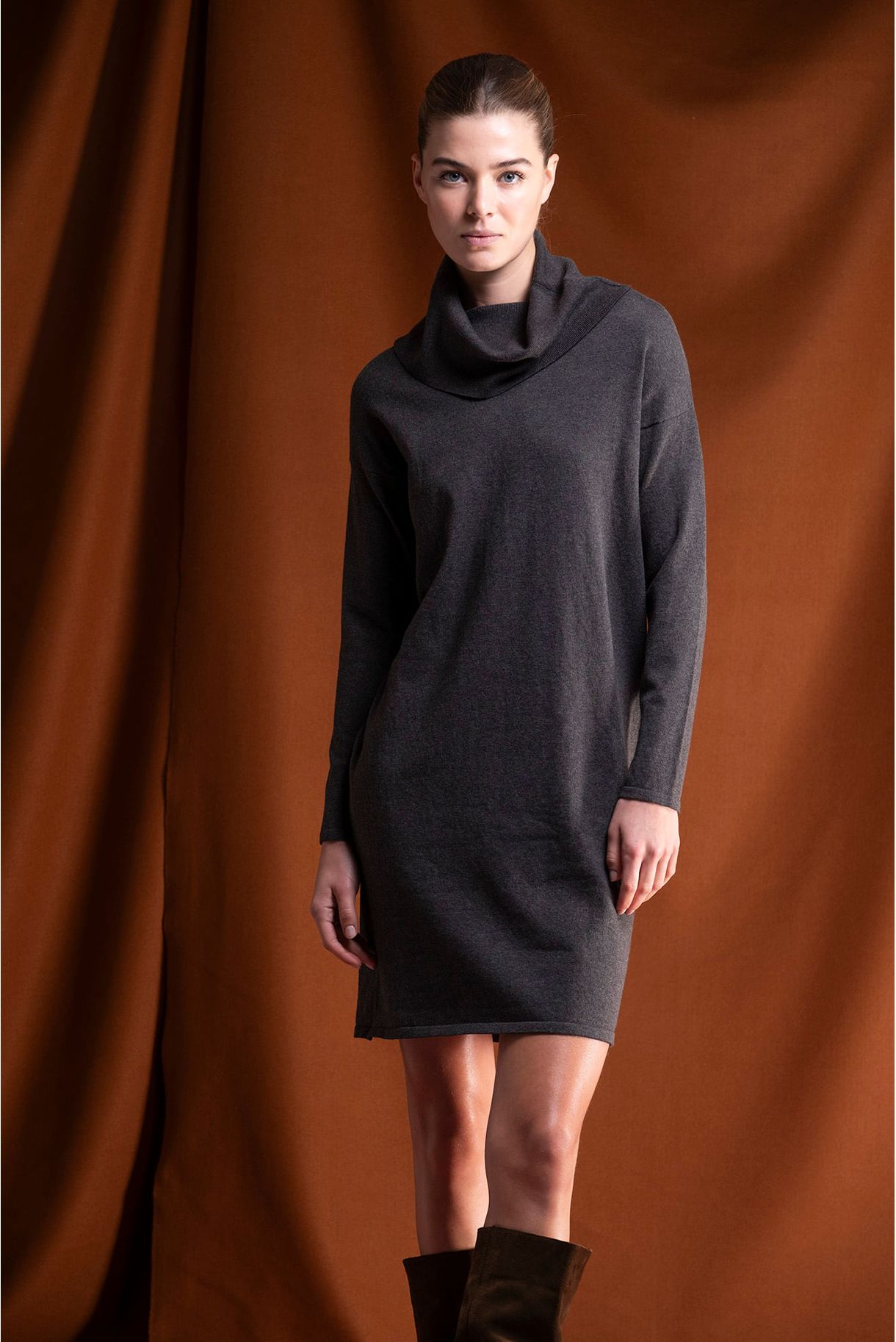 VESTIDO EM MALHA GOLA ALTA