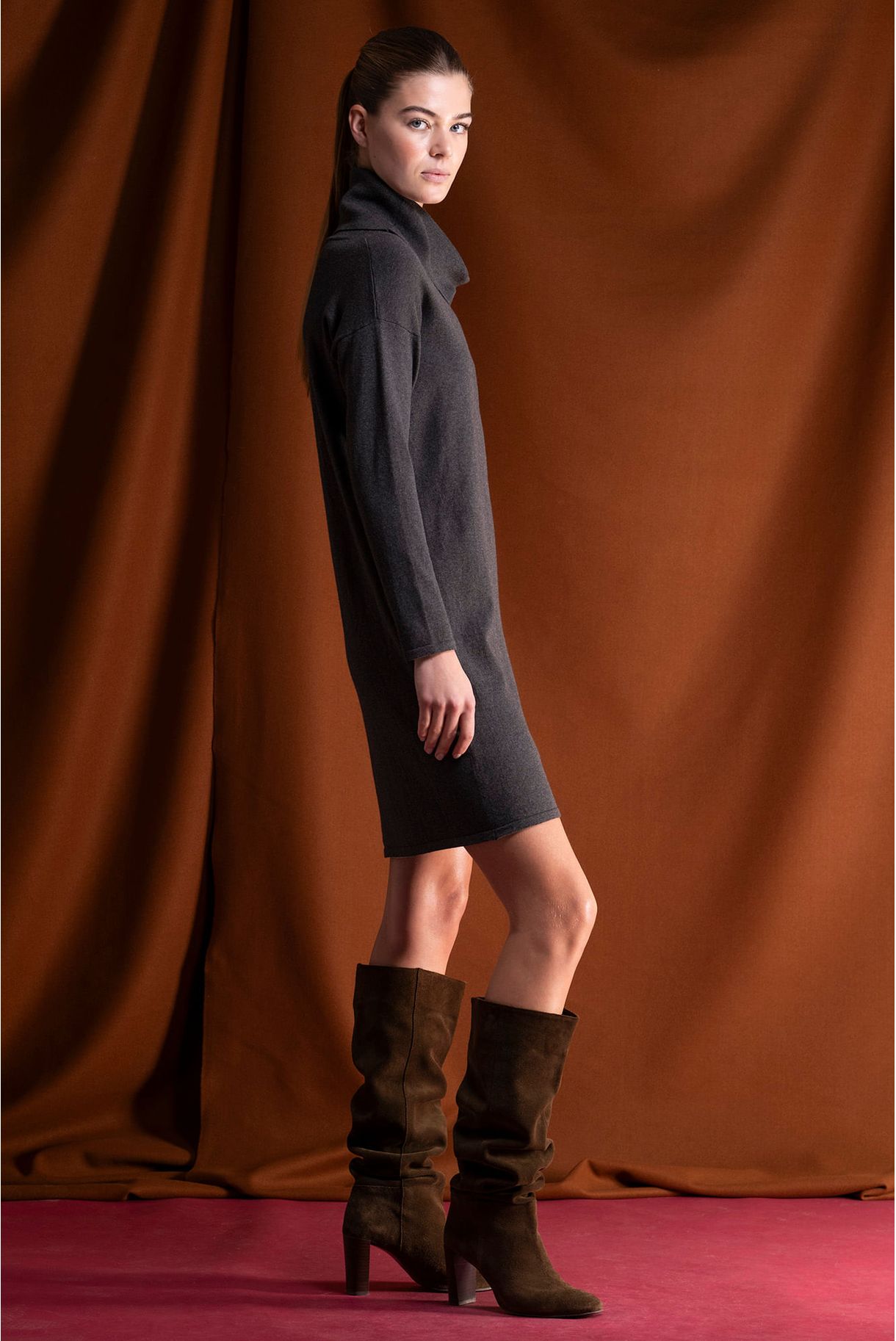 VESTIDO EM MALHA GOLA ALTA